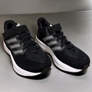 Boys Adidas Size 2 velcro stretch laces like new